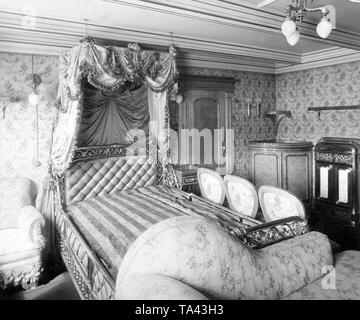 Blick auf das Schlafzimmer von Kaiser Wilhelm II. auf die Kaiserliche yacht SMY Hohenzollern (122 Meter, AG Vulcan/Stettin, Aviso, 1892). Stockfoto