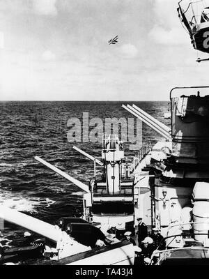 Das Bild zeigt eine schwere deutsche Kreuzer der "koenigsberg Klasse" während einer Flotte Manöver mit einem maritimen Crew in der Nordsee. Das Schiff ist daher entweder die "Königsberg", "Karlsruhe" oder "Koeln". Stockfoto