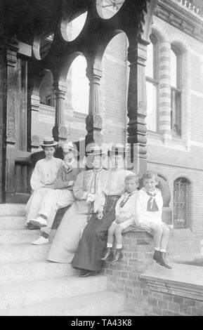 Von links nach rechts: Kronprinzessin Cecilie (b Links. Herzogin von Mecklenburg), Kronprinz Wilhelm, vermutlich Prinzessin Sophie Charlotte (b. Herzogin von Oldenburg), der Ehefrau von Kronprinz Wilhelm's Bruder Prinz Eitel Friedrich, wahrscheinlich Landgraefin Margarethe von Hessen-Kassel (Prinzessin von Preußen, ein Cousin von Kronprinz Wilhelm geboren). Neben ihr sind zwei ihrer Kinder, wahrscheinlich Philipp und Wolfgang von Hessen. Stockfoto