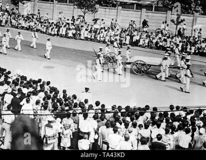 Am 23. September 1937, Menschen die eine Straße in Tokio Tribut an 41 gefallenen japanischen Soldaten zu bezahlen. Die Asche der Soldaten, auf eine Bahre gelegt, durch die Straßen von Tokio durch Mitglieder der Marine angetrieben. Die soldaten in der zweiten Japanese-Chinese Krieg im Norden Chinas gekämpft. Stockfoto