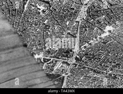 Luftbild des Zentrum von Madrid während des Spanischen Bürgerkrieges am 9. November 1936. Unten in der Mitte, die Puerta del Sol, direkt neben der Gran Via, die noch im Bau war. Oben in der Mitte, die Plaza de Cibeles mit dem Rathaus von Madrid (weiß, Türme) und die Puerta de Alcala mit dem Gate am Eingang zum Retiropark. Auf der linken Seite befindet sich der Plaza de Colon, auf der rechten Seite, die Plaza de la Lealtad mit der Madrider Börse. Durch die Flügel abgedeckt: der Prado. Stockfoto