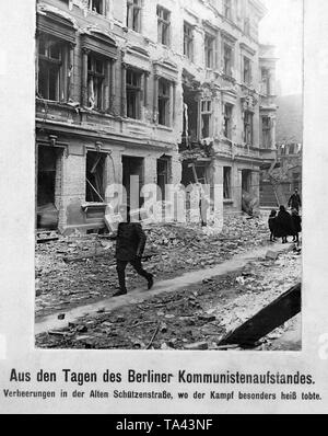 Im Zuge der Berliner Maerzkaempfe (März kämpft), Teile der Innenstadt von Berlin wurden von der Artillerie Feuer der Regierungstruppen zerstört. Hier ist ein Blick auf die ehemalige "Alte Schützenstraße', die später überbaut, nördlich vom Alexanderplatz. Stockfoto