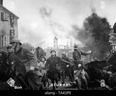 Die französischen Soldaten, die von einem Deutschen Angriff ist. Filmstill aus dem Propagandafilm tukas' aus dem Jahr 1941. Stockfoto