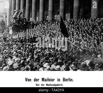 Arbeiter versammeln sich anlässlich des 1. Mai vor der Nationalgalerie in Berlin. Stockfoto