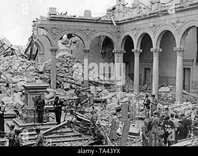 Spanische Soldaten besuchen, die Terrasse des befreiten Alcazar von Toledo nach seiner Eroberung am 26. September 1936. Unten, die Rückseite der Statue von König Karl V. (Carlos V, Habsburg, 1500 bis 1558). Stockfoto