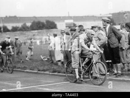 Die Teilnehmer des Radrennen der Sportjournalisten Fahrt durch das Polizeistadion in Berlin. Stockfoto