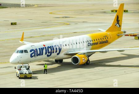 Der Flughafen London Gatwick, ENGLAND - April 2019: Embraer 195 Ebene betrieben von Aurigny zurück von der Klemme gedrückt an am Flughafen London Gatwick, Stockfoto