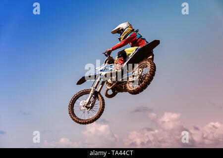 Ein Bild von einem Biker einen Stunt und springt in der Luft Stockfoto