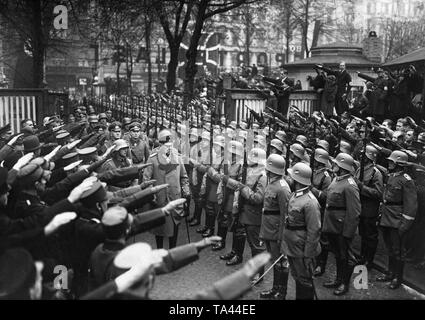 Präsident Hindenburg und der Chef der Armee, Werner von Fritsch Prüfen einer Ehrenwache der Reichswehr vor dem Sportpalast, von SA-Männern und Zivilisten, die ihre Arme in den Hitlergruß heben flankiert. Das Foto ist nicht datiert, aber höchstwahrscheinlich vom 14. Januar 1934. Stockfoto