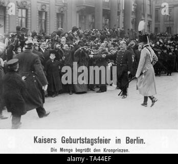 Die Menge jubelt der Kronprinz in der husar Uniform (rechts). Er ist gerade aus dem Paroleausgabe (Aushändigung der Passwort) in das Zeughaus. Stockfoto