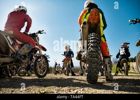 Dirtbike. Team Motocross Bike Motorrad ist Straße beginnen. Rückansicht Stockfoto