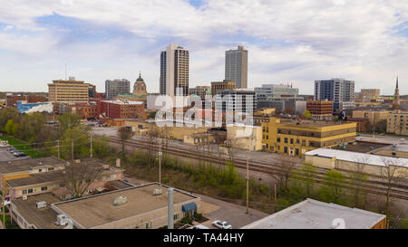 Train Tracks flankieren die Gebäude der städtischen Kern in Fort Wayne Indiana Stockfoto