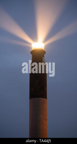 Starke Lichtstrahlen Mark das Ufer für Seeleute und Inselbewohner am Fort Caswell Leuchtturm auf Oak Island Stockfoto