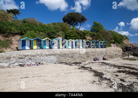 Eine Reihe von bunten Badekabinen am Strand oder Kabinen auf der Hafenmauer von Swanpool Beach und sandigen Bucht in der Nähe von Falmouth in South West Cornwall, Großbritannien Stockfoto