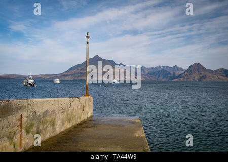 Suchen von Elgol, Isle of Skye, über Loch Scavaig auf die Cuillin Mountains. Stockfoto