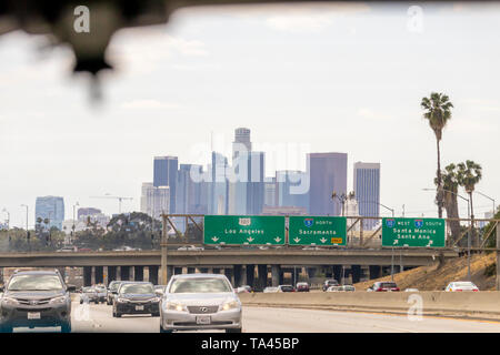 Los Angeles, Kalifornien, USA - Mai 2019: Im Stadtzentrum gelegene Gebäude Skyline und Schilder auf der Autobahn, der angibt, welche Bahnen nach Los Angeles gehen und welche gehen noch Stockfoto