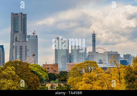 Blick auf Minato Mirai Wolkenkratzer und Attraktionen von Yamashita Park an einem trüben Tag. Ein wichtiges Zentrum für Business, Shopping und Tourismus in der Stadt Stockfoto