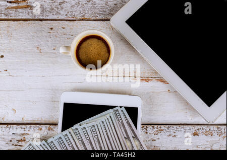 Tablet mockup am Schreibtisch mit einer Tasse Kaffee und US Dollar Banknote für Text flach Komposition. Stockfoto