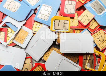 Viele SIM-Karten auf grauem Hintergrund, Nahaufnahme Stockfoto