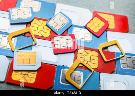 Viele SIM-Karten auf grauem Hintergrund Stockfoto
