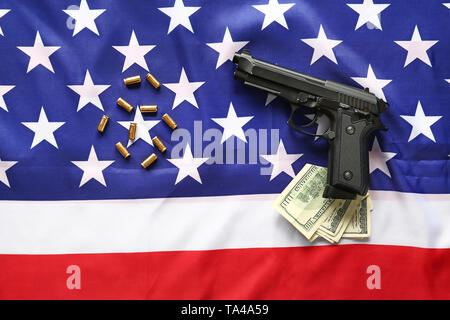 Pistole, Kugeln und Geld auf USA-Flagge Stockfoto