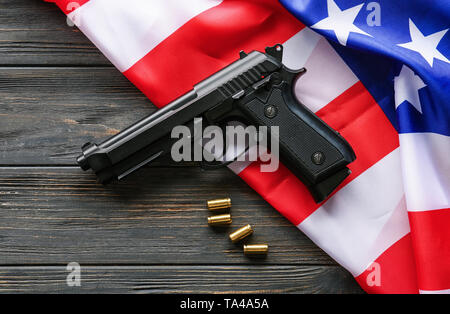 Pistole, Kugeln und USA-Flagge auf hölzernen Hintergrund Stockfoto