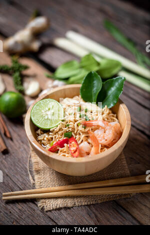 Nahaufnahme Instant Nudeln mit Zitrone Garnelen chili heiß und würzig auf alten Holztisch wählen Sie Fokus flache Tiefenschärfe Stockfoto