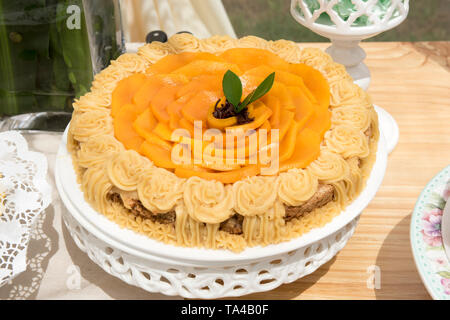 Lecker fein Karottenkuchen auf einem hölzernen Tisch dekoriert.. Gourmet Stockfoto
