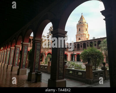 Kreuzgang im Kloster von Santo Domingo, Lima, Peru. Colonial Stockfoto