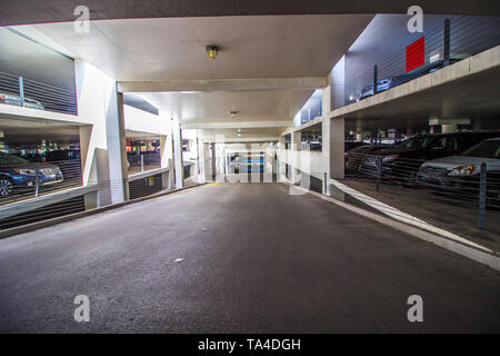 Rampe in Multi Level Parkplatz Garage Stockfoto