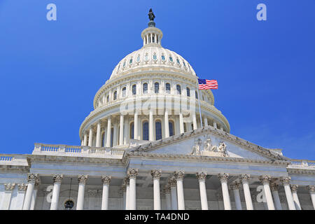 Nationale Kapitol Gebäude mit US-Flagge in Washington DC, USA