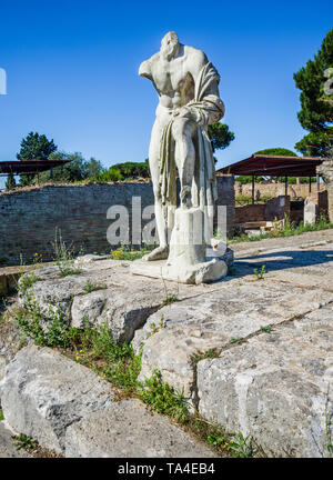 Marmorstatue zu Hercules auf Tempio di Ercole, den Tempel des Herkules, archäologische Stätte der römischen Siedlung von Ostia Antica, die ancie Stockfoto