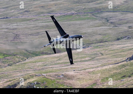 Ein RAF Hawk Praktiken geringe Schleudern durch LFA7, Mach Loop, in der Nähe von Dolgellau, Wales, UK. Stockfoto