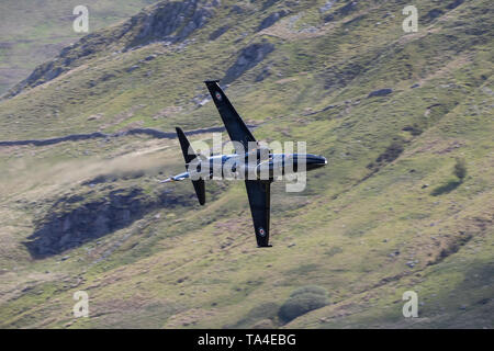 Ein RAF Hawk Praktiken geringe Schleudern durch LFA7, Mach Loop, in der Nähe von Dolgellau, Wales, UK. Stockfoto