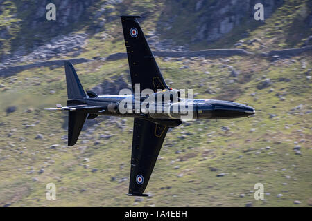 Ein RAF Hawk Praktiken geringe Schleudern durch LFA7, Mach Loop, in der Nähe von Dolgellau, Wales, UK. Stockfoto