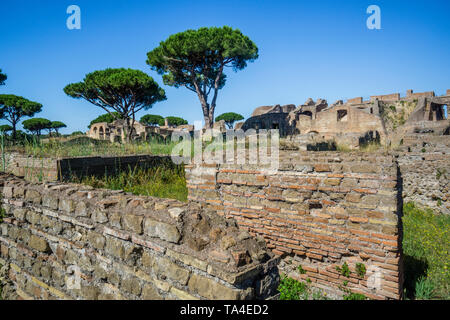 Blick auf das Haus des Serapis und Haus der Wagenlenker von der Via della Foce in der archäologischen Stätte der römischen Siedlung von Ostia Antica, der a Stockfoto