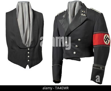 Eine Jacke eine Uniform eines Obersturmbannführer im 13 SS-Fußstandarte in Stuttgart nach Maß, komplett mit Weste der kleinen Uniform Fein black Gabardine, wies Revers mit matt-glänzenden Trimmen, schwarze silk Liner. Aluminium Tasten mit angehobenem Runen in Oak Leaf Lorbeerkranz, auf der Rückseite des punchmarked S RZM M 5/65". Kragen, Manschetten und Armband mit kontinuierlicher Silber Manschette Netzkabel. Schwarz kragen Patches mit Silber - bestickt Runen, Metall rank Sterne und Silber fringe Kabel. Genäht auf der Schulter Patches auf beiden Seiten mit Silber verwoben Schnüre. RZM Manschette ti, Editorial-Use - Nur Stockfoto