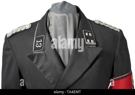 Eine Jacke eine Uniform eines Obersturmbannführer im 13 SS-Fußstandarte in Stuttgart nach Maß, komplett mit Weste der kleinen Uniform Fein black Gabardine, wies Revers mit matt-glänzenden Trimmen, schwarze silk Liner. Aluminium Tasten mit angehobenem Runen in Oak Leaf Lorbeerkranz, auf der Rückseite des punchmarked S RZM M 5/65". Kragen, Manschetten und Armband mit kontinuierlicher Silber Manschette Netzkabel. Schwarz kragen Patches mit Silber - bestickt Runen, Metall rank Sterne und Silber fringe Kabel. Genäht auf der Schulter Patches auf beiden Seiten mit Silber verwoben Schnüre. RZM Manschette ti, Editorial-Use - Nur Stockfoto