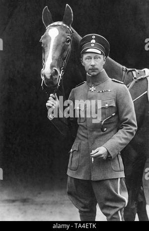 Kronprinz Wilhelm in Feld Uniform mit Schädel Abzeichen sein Pferd am Zügel hält. Stockfoto