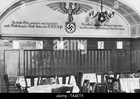 Die Sterneccurbraeu in der Altstadt von München war das erste Büro der NSDAP. Nach der Übernahme, eine Inschrift in der ehemaligen Restaurant gestellt wurde: 'Unser Volkskanzler Adolf Hitler die NSDAP in dieser Ecke am 24.2.1920. Die ersten mutigen Kämpfer legte den Grundstein für die Deutsche Befreiungsbewegung." Unter ihnen sind Fotos von der ersten Führer der Partei (Undatiertes Foto). Stockfoto