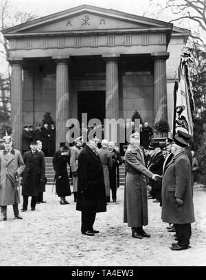 Nach der Kranzniederlegung an der Sarkophag von Wilhelm I. in der Mausoulem des Schloss Charlottenburg. Der Kronprinz inspiziert die Kriegsveteranen vor dem Gebäude. Stockfoto