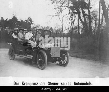Kronprinz Wilhelm (vorne links) am Steuer seines Autos. In der Rückseite des Autos, sitzt seine Frau, Kronprinzessin Cecilie von Preußen, Herzogin von Mecklenburg (hinter mit einem weißen Hut links), mit zwei ihrer Hofdamen. Stockfoto
