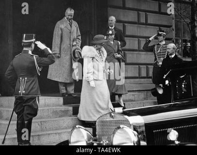 Kronprinz Wilhelm bei seiner Ankunft in Stockholm. Vor ihm seine Frau Cecilie (links) und der Schwedischen Krone Prinzessin Louise, geb. Mountbatten. Stockfoto