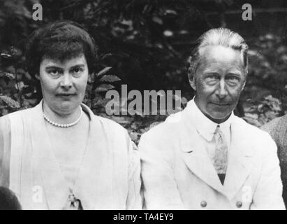 Kronprinzessin Cecilie mit ihrem Ehemann Kronprinz Wilhelm von Preußen. Die Paare feierten ihre silberne Hochzeit in dem Jahr, in dem das Bild aufgenommen wurde. Stockfoto