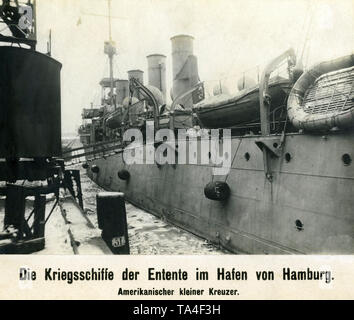 Um die Entwaffnung und die Lieferung von der Deutschen High Seas Fleet zu garantieren, zahlreiche Alliierte Kriegsschiffe in deutschen Häfen, wie diese amerikanische Kreuzer im Frühjahr 1919. Stockfoto
