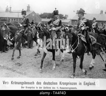 Der Deutsche Kronprinz (Mitte) besucht Großbritannien anlässlich der Krönung von George V der englische König. Hier ist er in der Uniform der 11. britischen Husarenregiment gesehen. Stockfoto