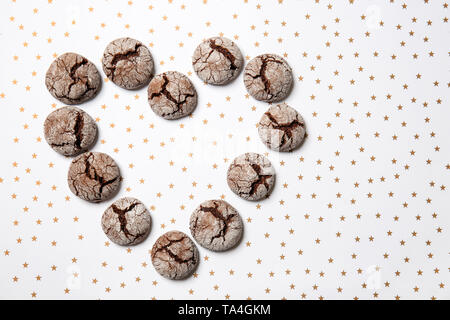 Herzform aus leckeren Schokolade Cookies auf hellen Hintergrund Stockfoto