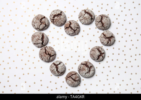 Herzform aus leckeren Schokolade Cookies auf hellen Hintergrund Stockfoto