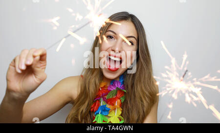 Happy fröhliches Mädchen Holding bengalischen Lichtern an der Partei. Porträt der jungen Frau feiern mit Wunderkerzen auf weißem Hintergrund. Stockfoto