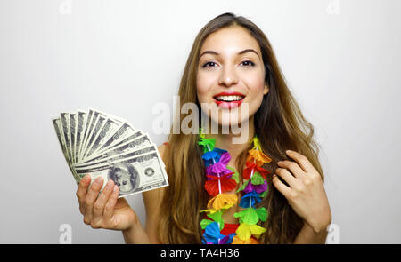 Portrait von wunderschönen Frau winken mit Lüfter Geld auf weißem Hintergrund Stockfoto